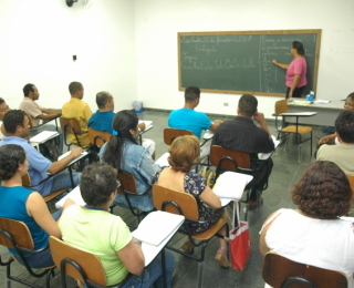 Ler e Escrever: combate ao analfabetismo e capacitação profissional